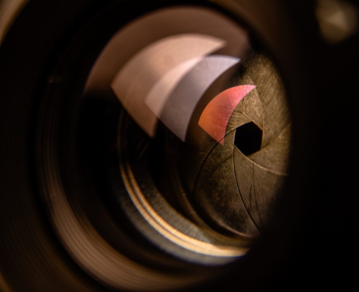 Scopri il Futuro della Sorveglianza: Dove Nascondere una Microcamera Spia con Eleganza e Sicurezza