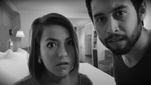 come trovare una microcamera spia in camera d'albergo