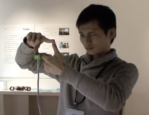 From Japan, the camera that turns your fingers into an objective without lenses.